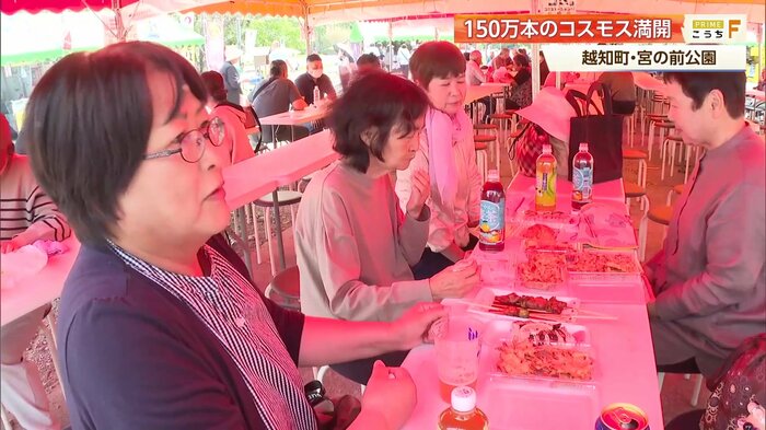 地元の特産品やグルメを楽しむ来場者