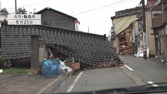 いまだ残る道路をふさぐガレキ