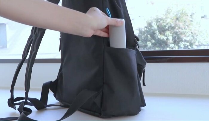 リュックのサイドポケットに挿して携帯(提供:アイオン)