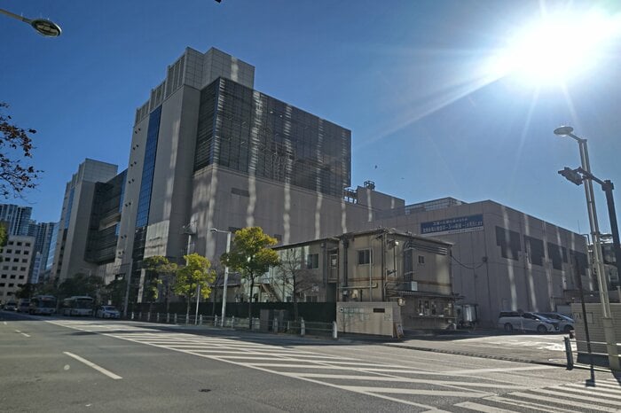 東京都中央卸売市場食肉市場の周りには高層ビルが建ち並ぶ