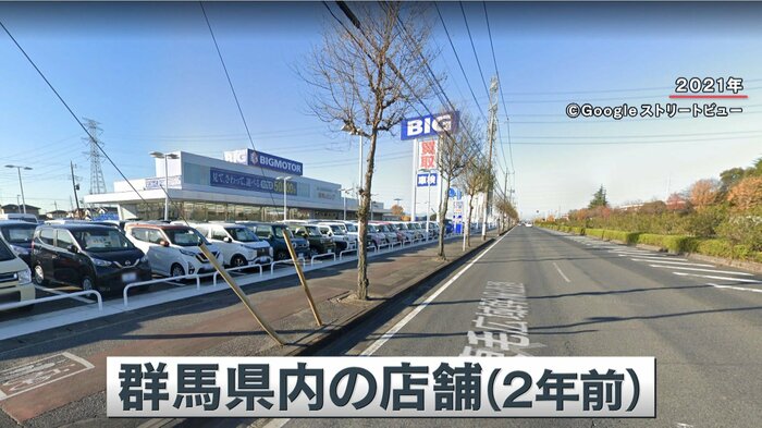 店舗前の歩道に、街路樹が