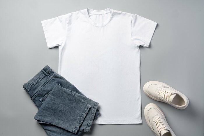 暑い時期はトップスがTシャツ一枚の装いに（イメージ）