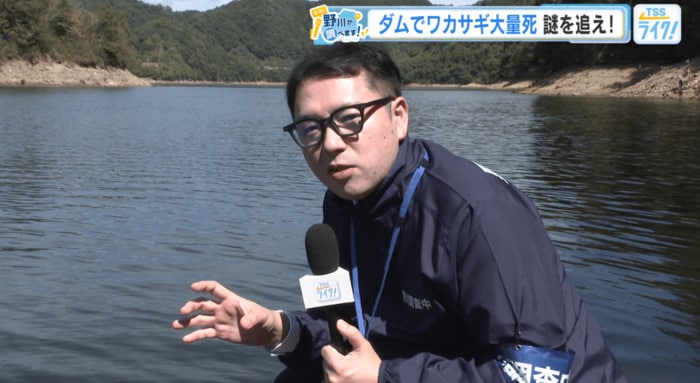 実際にダムに入って水温を確かめる野川アナ