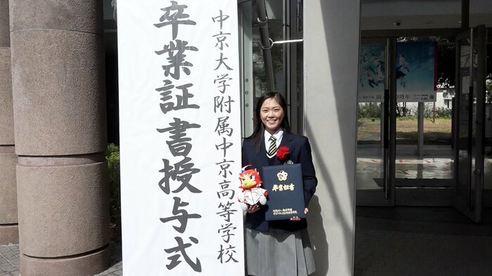 高校の卒業式に出席した吉田