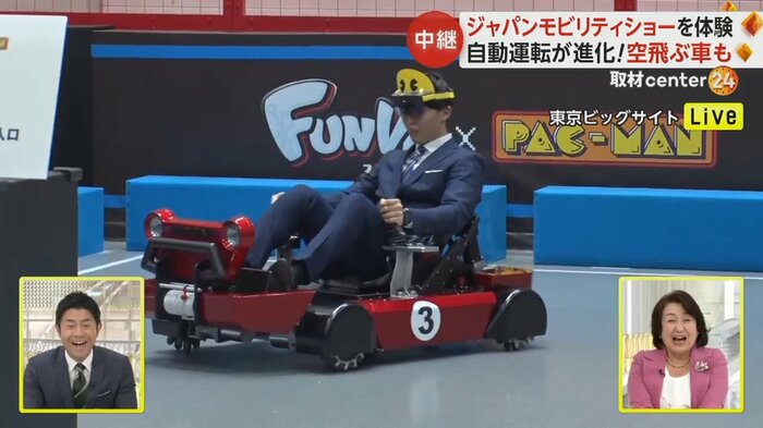 パックマンに扮して自動車を走らせている