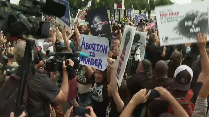 「ロー対ウェイド」判決を覆す判断に、中絶反対派から歓声が上がった(米・ワシントンDC、2022年6月24日)