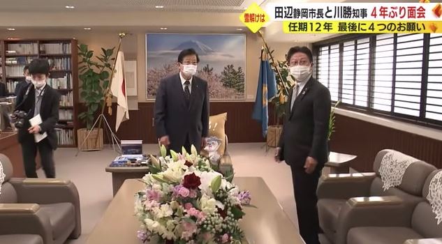 川勝知事を訪ねた静岡市・田辺市長(右)