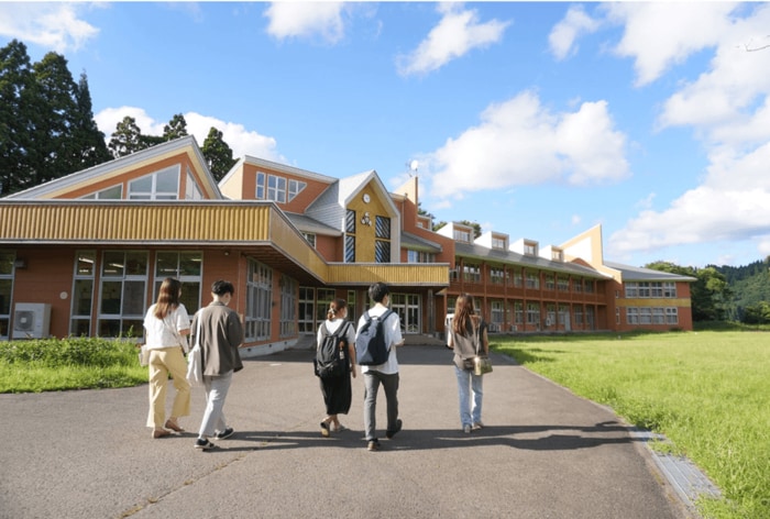 地域での生活は社会起業家らがバックアップする