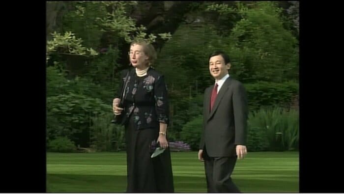 マートンコレッジの中庭を学長と散策された 2001年5月