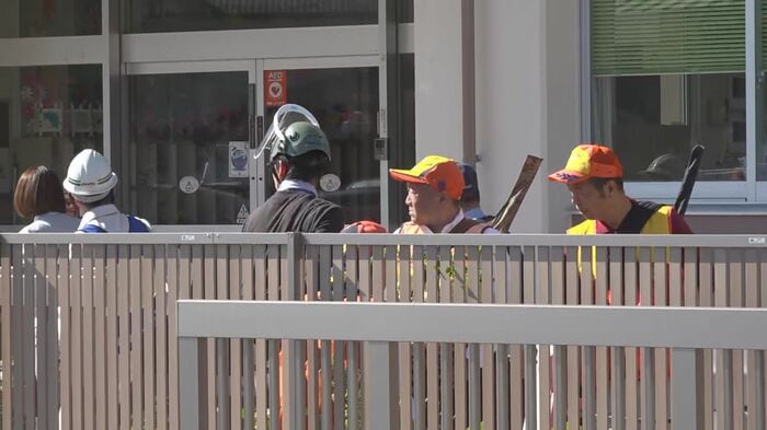 園で警戒を強める猟友会ら