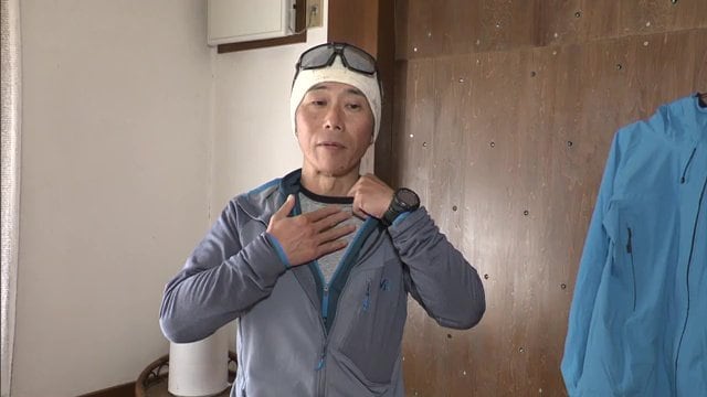 ベースレイヤーを示す渡邊さん