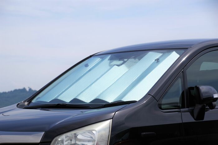 サンシェードをしても駐車中の夏の車の中は危険な暑さに(画像はイメージ)