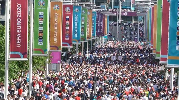 イギリスではスタジアムに6万人の入場が許可され超密集状態となった欧州サッカー選手権