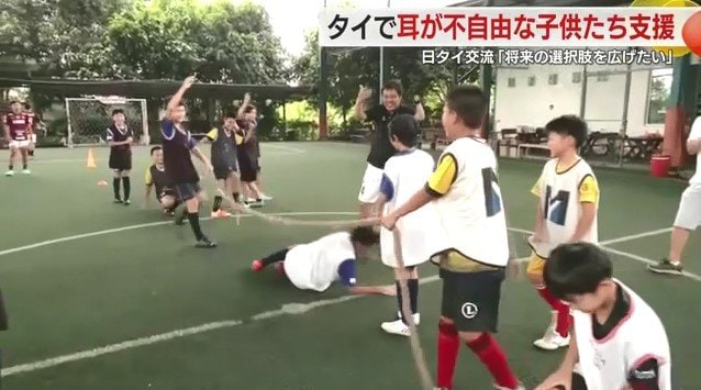 綱引きをするタイと日本の子供たち