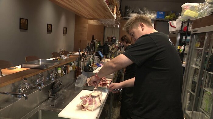 提供する比内地鶏は毎日店でさばいている