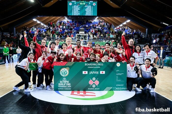 パリ五輪出場決定を喜ぶ代表選手団(11日、ハンガリー・ショプロン)