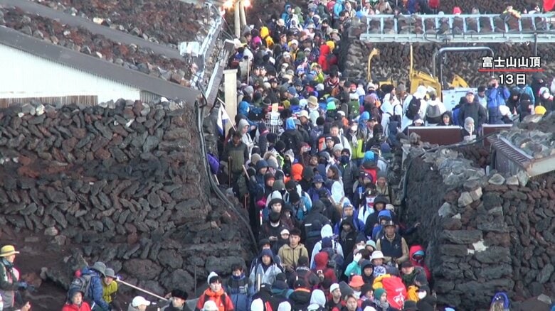 お盆3日間で1万人超　富士山大混雑「弾丸登山者」1300人超えトラブル続出！ 山道で眠る・テント設置…禁止のドローン飛行も｜FNNプライムオンライン