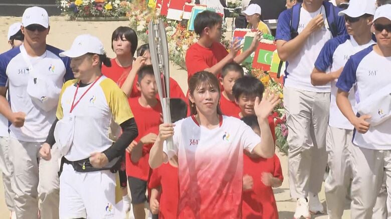 須田亜香里さんもランナーに…アジア大会の聖火リレーがスタート 吉田沙保里さんや鍵山優真選手らがトーチつなぐ|FNNプライムオンライン