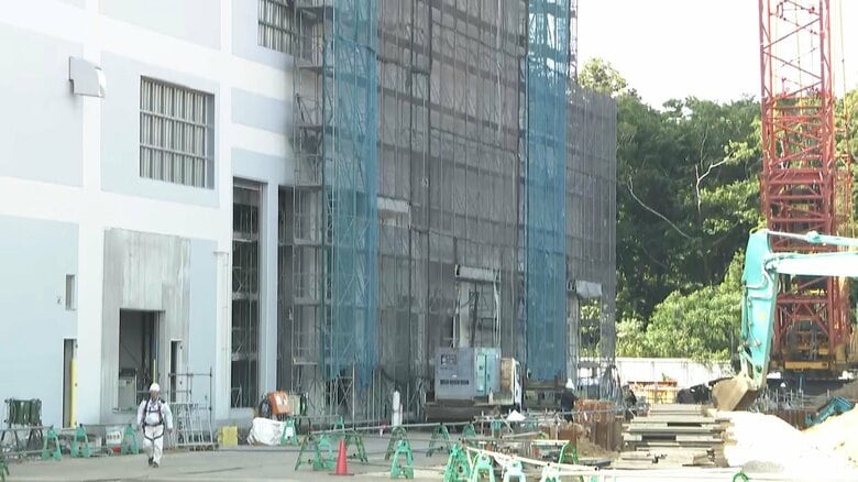 屋根貼り付け作業中に転落か…作業員男性死亡　下にいた別の作業員も巻き込まれけが　千葉市若葉区の建設工事現場｜FNNプライムオンライン