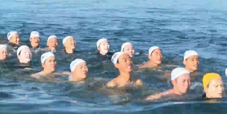 海上保安大学校　夏の伝統行事『遠泳訓練』　過酷な訓練も声かけや歌で励まし合う　広島・呉市｜FNNプライムオンライン