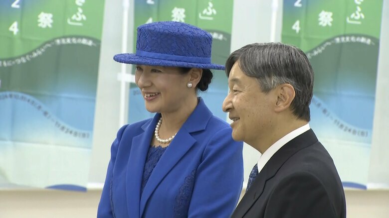 天皇皇后両陛下が岐阜県の「国民文化祭」ご出席　ハートの飾りをそろって観客に…解説委員「陛下にとって思い出深い行事」｜FNNプライムオンライン