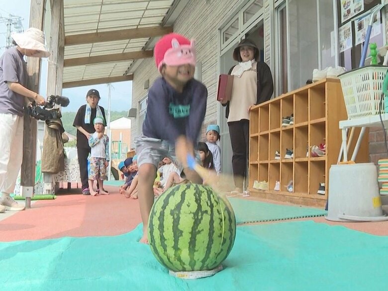 「もっと右！」園児たちが力を合わせてスイカ割りに挑戦 見事に割れると切り分けておやつに 三重県尾鷲市｜FNNプライムオンライン