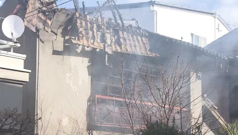 住宅ほぼ全焼の火事で２人がけが　一階から出火か　大阪・池田市｜FNNプライムオンライン