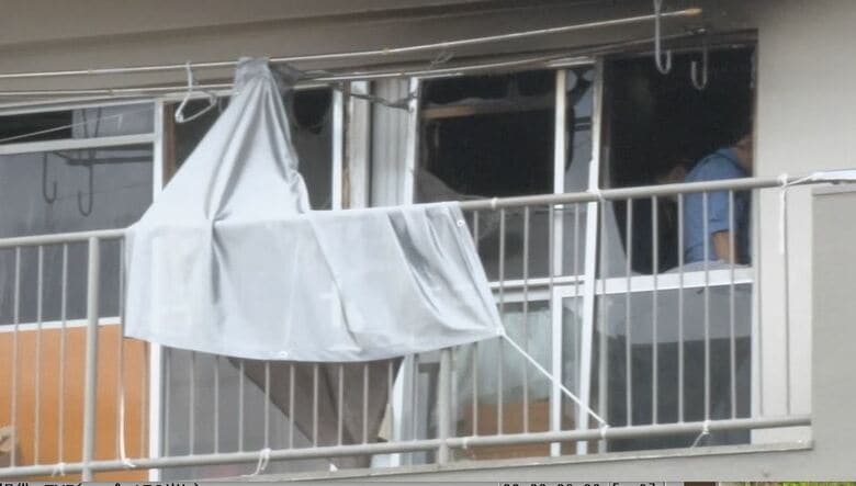 「部屋から黒煙が…」3階建てアパートで火災　21歳男性を意識不明で搬送　家族は外出中で1人で部屋に｜FNNプライムオンライン