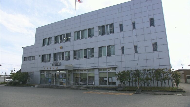夜の国道で中央分離帯を歩く80代女性 保護して会話がうまくできない状態から「一言」を聞き取り無事家族のもとへ帰した女性会社員に警察が感謝状|FNNプライムオンライン