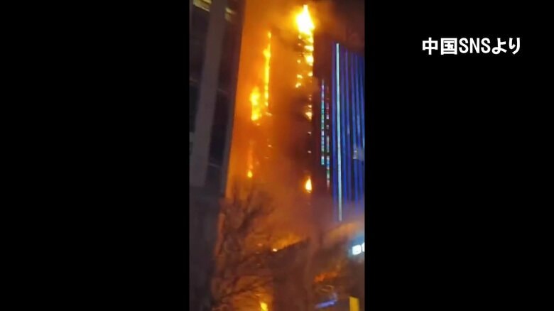 中国山西省の繁華街の高層ビルで火事　3人死亡　炎は外壁を伝って上階へ燃え広がる｜FNNプライムオンライン