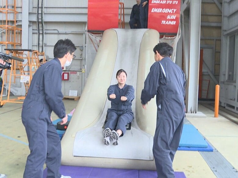 実寸大の模擬機を使用…県営名古屋空港でFDAが飛行機からの脱出訓練 パイロットや客室乗務員らが参加｜FNNプライムオンライン