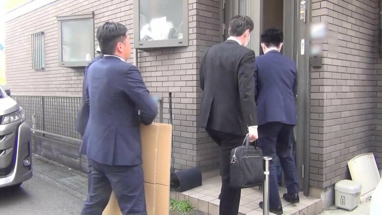 逃げる女性を追いかけて馬乗りに 池袋ポケセン女性店員刺殺、元交際相手の男の自宅に家宅捜索 警視庁|FNNプライムオンライン