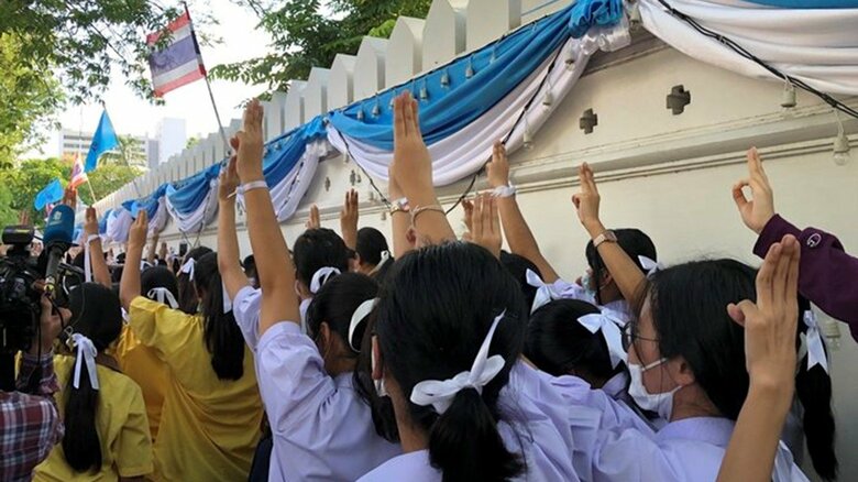 タイの反政府活動に“高校生”も参入　抵抗の印『ハンガー・ゲーム』に対応苦慮｜FNNプライムオンライン