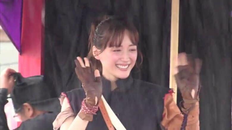 綾瀬はるかさん「さすけねえか？」会津弁で参加者を気遣う　大河ドラマきっかけに今年で10回目の参加「会津まつり」【福島発】｜FNNプライムオンライン