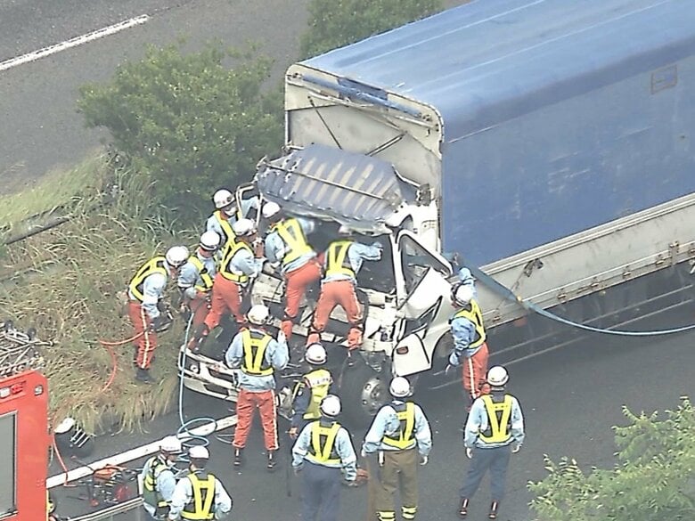 追越車線で玉突きか…東名高速のIC付近でトラック2台と乗用車1台が絡む事故 40代男性が意識不明の重体｜FNNプライムオンライン