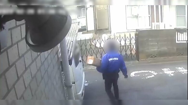 荷物を持った佐川急便のドライバーと思われる人物