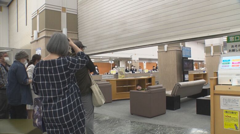 銀行にはオープン前から多くの人