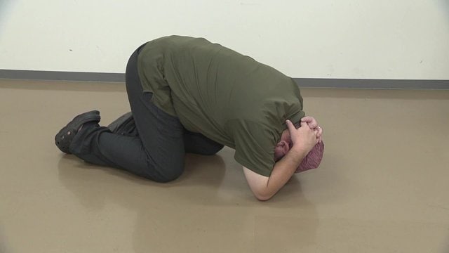 防御姿勢　ダメージを最小限に