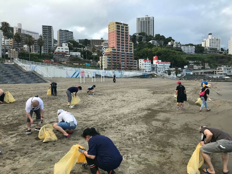 3日夕方から民間が主体で海岸のゴミ拾いが行われた