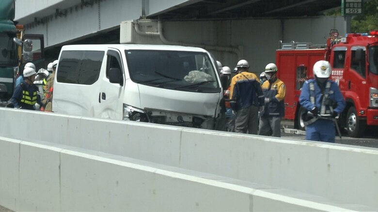 トレーラー、トラック、バスなど6台が絡む事故 5人ケガ 首都高速湾岸線下り・東海ジャンクション付近｜FNNプライムオンライン