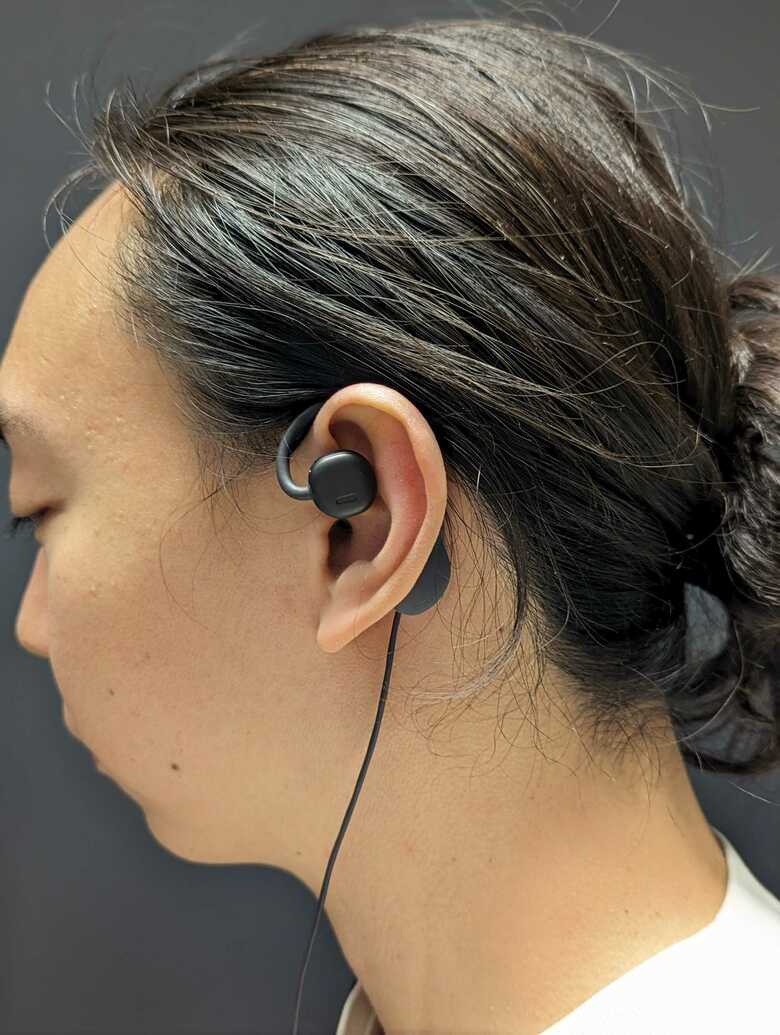 耳をふさがずに、耳に掛ける形で装着（提供：NTT ソノリティ）