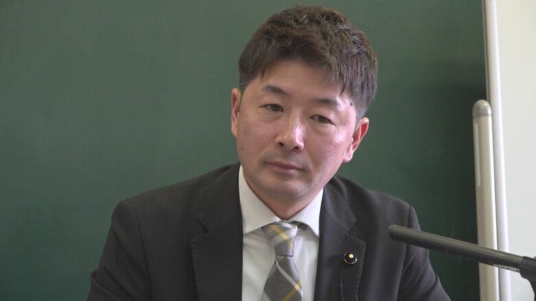 報道陣の取材に応じる山本建氏