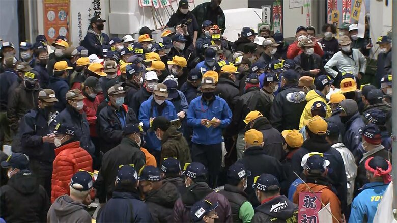 活気ある｢初競り｣の様子（午前5時過ぎ 豊洲市場）