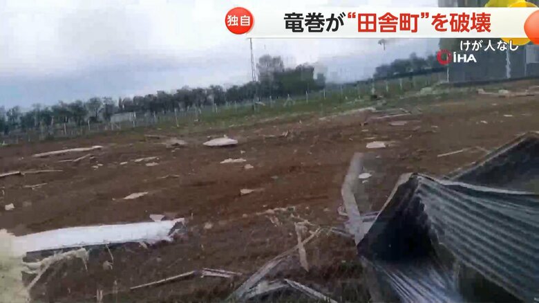 竜巻が去ったあと、地面に吹き飛ばされたものが散乱する様子