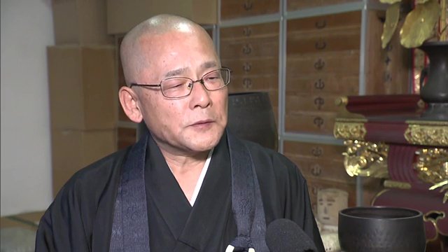 天性寺の木町元秀住職　激しく打ち付けることで悪いものを追い払う