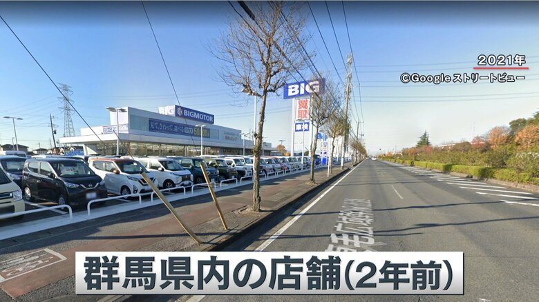 店舗前の歩道に、街路樹が