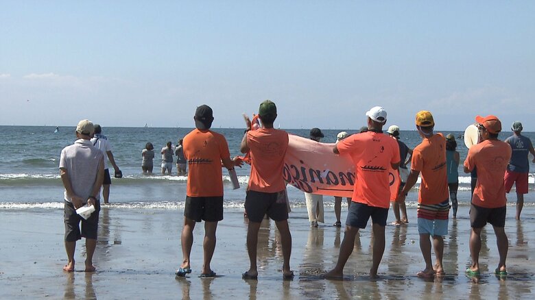太鼓を鳴らし応援する選手達