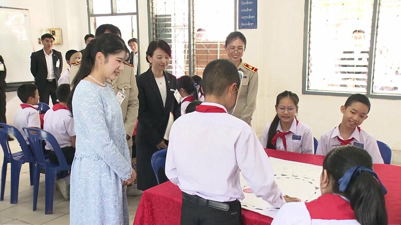 生徒たちの福笑いをご覧になる