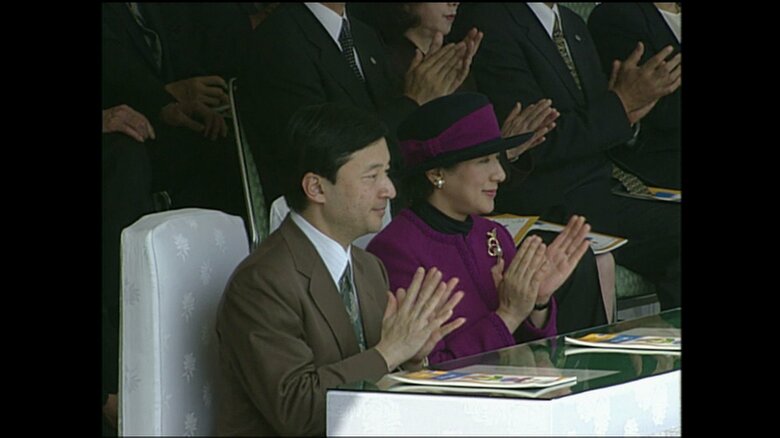 開会式をご覧になる皇太子ご夫妻