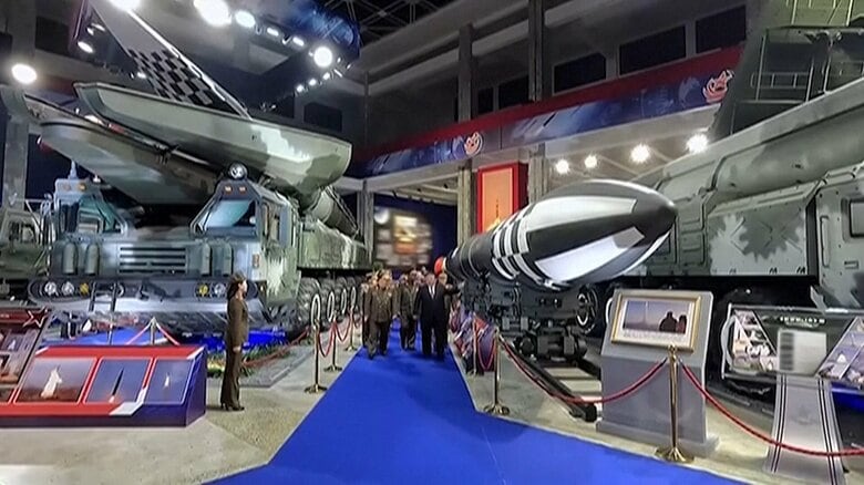 北朝鮮の兵器展示会「国防発展2024」で展示された火星16B極超音速ミサイル(左)と火星19型大陸間弾道ミサイル(右)(11/21)